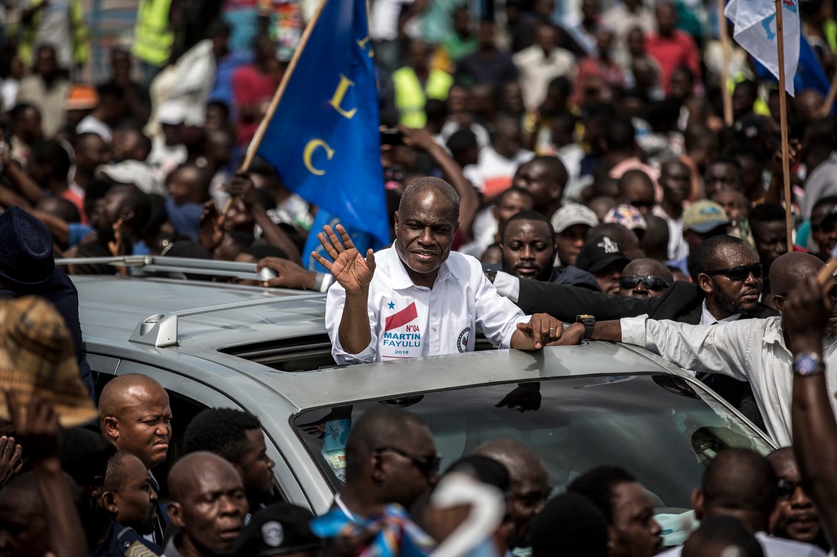 Martin Fayulu salue ses supporters à son arrivée à Kinshasa, le 21 novembre 2018. © John WESSELS/AFP
