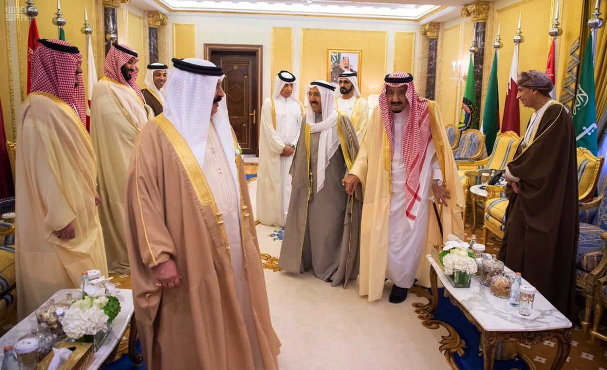 Le roi Salman d’Arabie saoudite (2e d.), tenant la main de l’émir du Koweït, en marge du sommet du Conseil de coopération du Golfe, dimanche 9 décembre 2018 à Riyad (image d’illustration). © AP/SIPA