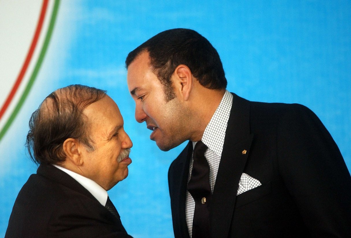 Le roi Mohammed VI (à d.) et le président Abdelaziz Bouteflika, le 22 mars 2005 lors du 17e sommet de la Ligue arabe à Alger. © Amr Nabil/AP/SIPA