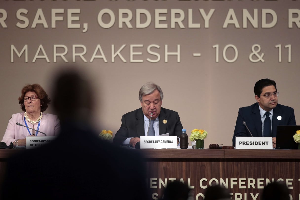 Le secrétaire général de l’ONU, Antonio Guterres (milieu), et le ministre marocain des Affaires étrangères, Nasser Bourita (à d.), « président » de la conférence onusienne de Marrakech sur les migrations. © Mosa’ab Elshamy/AP/SIPA