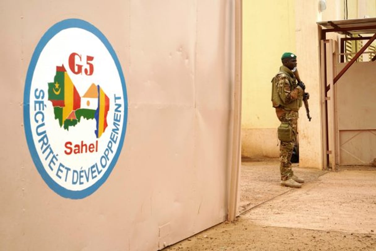 Un soldat malien montant la garde devant un bâtiment du G5 Sahel,à Sévaré, au Mali. © Sébastien rieussec/AFP