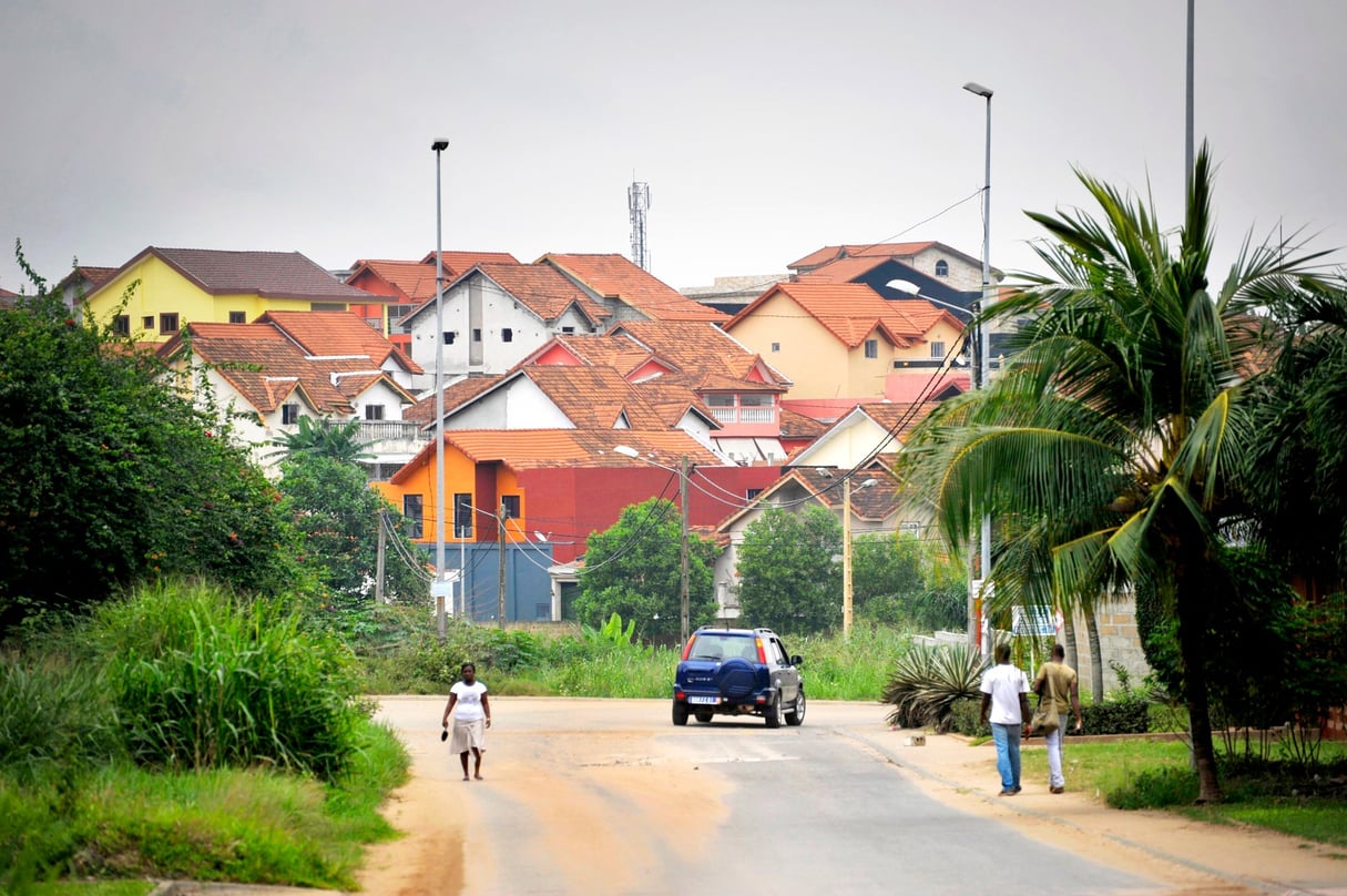 Zone d’habitat en construction, dans la banlieue d’Abidjan. © nabil zorkot