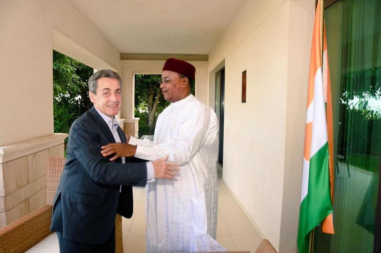 En marge de sa visite de travail et d’amitié aux Émirats arabes unis,Mahamadou Issoufou a rencontré Nicolas Sarkozy, l’ancien président français. © PR