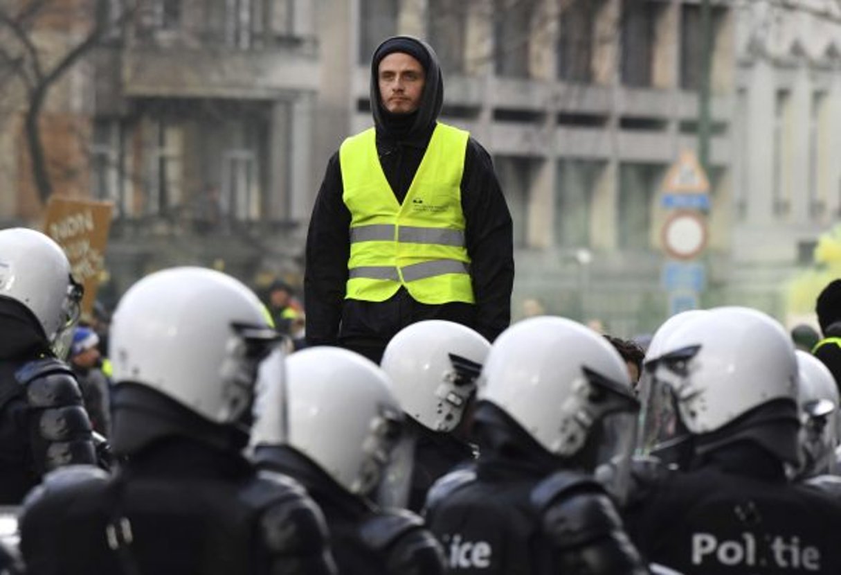 Un gilet jaune à Bruxelles, face aux CRS le 8 décembre 2018 © Geert Vanden Wijngaert/AP/SIPA