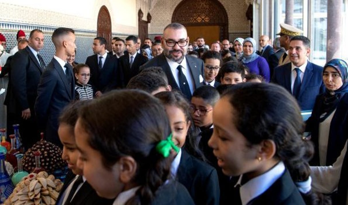Le roi Mohammed VI au milieu de collégiens, le 17 septembre, au palais royal de Rabat, lors de la présentation du bilan d’étape de la réforme de l’éducation. © MAP