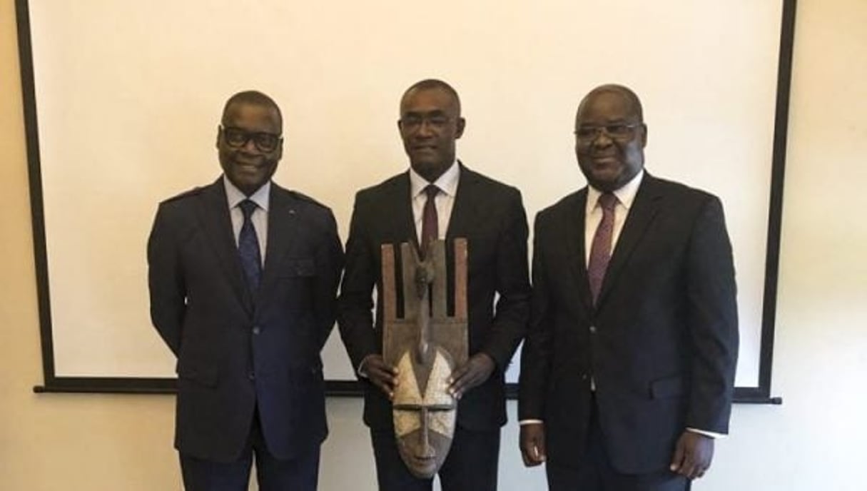 De g. à d., Pierre Atepa Goudiaby, ex-président de la BRVM, son successeur Parfait Kouassi et le directeur général, Edoh Kossi Amenounve. © BRVM