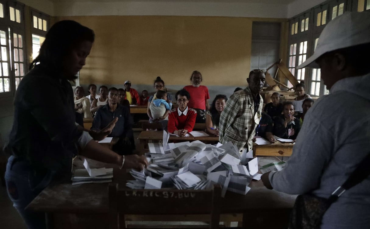 Dépouillement dans un bureau de vote à Antananarivo, le 19  décembre 2018. © Themba Hadebe/AP/SIPA