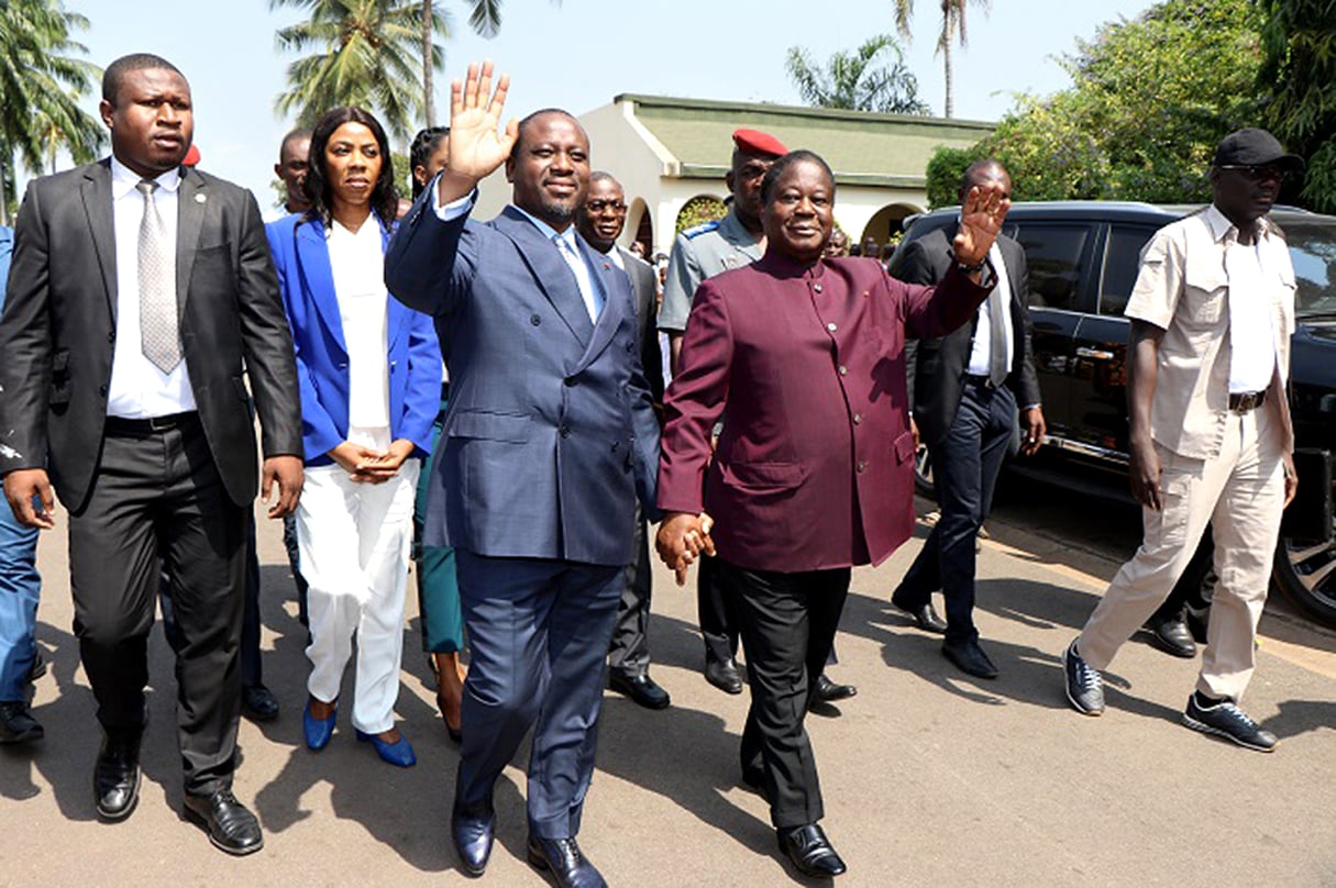 Henri Konan Bédié (chemise bordeaux) accueille Guillaume Soro (costume bleu) à Daoukro, le 17 décembre. © DR