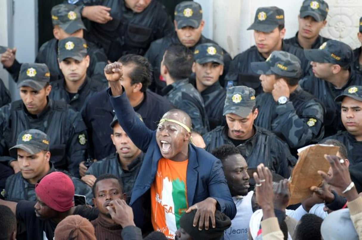 Des Ivoiriens manifestent devant l’ambassade de leur pays à Tunis le 24 décembre 2018 à la suite du meurtre du chef de leur communauté, Falikou Coulibaly. © AFP