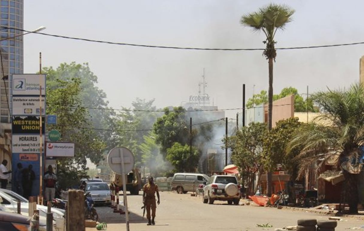 Un soldat marche près de l’état-major des armées de Ouagadougou, après les attaques qui ont fait huit morts, le 2 mars 2018. © Ludivine Laniepce/AP/SIPA