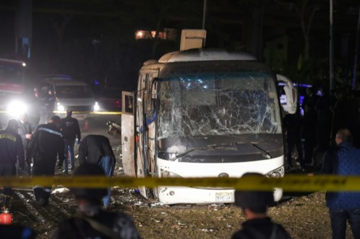 Une photo prise le 28 décembre 2018 montre un bus de touristes vietnamiens endommagé après une attaque meurtrière à la bombe près des pyramides de Guizeh, près du Caire © AFP / MOHAMED EL-SHAHED