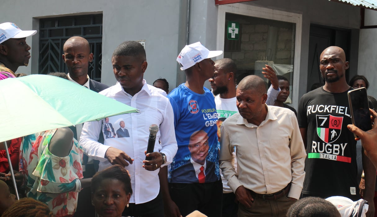 Le ministre Bienvenu Liyota, candidat aux législatives à Lukunga, entouré de ses sympathisants, le 11 novembre à Kinshasa. &copy; Trésor Kibangula/JA