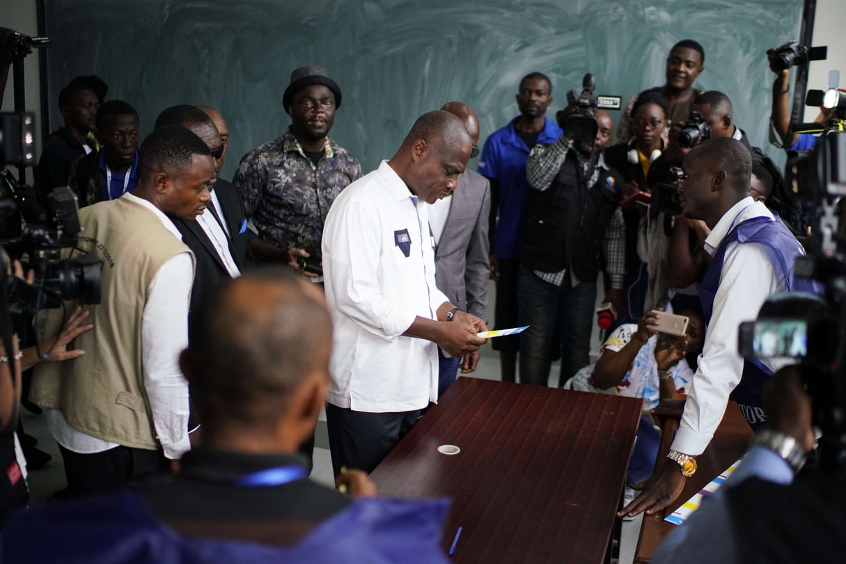 Le candidat de l'opposition Martin Fayulu, au centre, arrive pour voter dimanche 30 décembre 2018 à Kinshasa. &copy; Jerome Delay/AP/SIPA