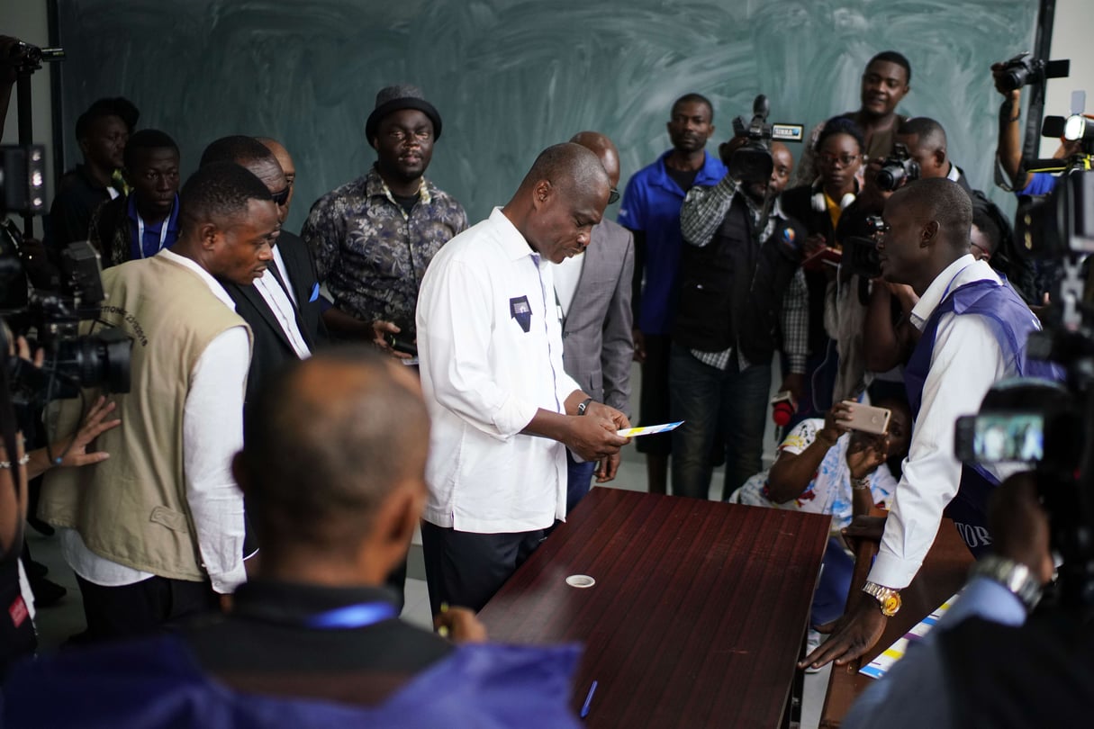 Le candidat de l’opposition Martin Fayulu, au centre, arrive pour voter dimanche 30 décembre 2018 à Kinshasa. © Jerome Delay/AP/SIPA