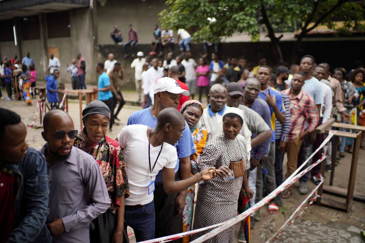 Des électeurs congolais en attente à l'école de Saint-Raphaël dans le district de Limete à Kinshasa dimanche 30 décembre 2018. &copy; Jerome Delay/AP/SIPA
