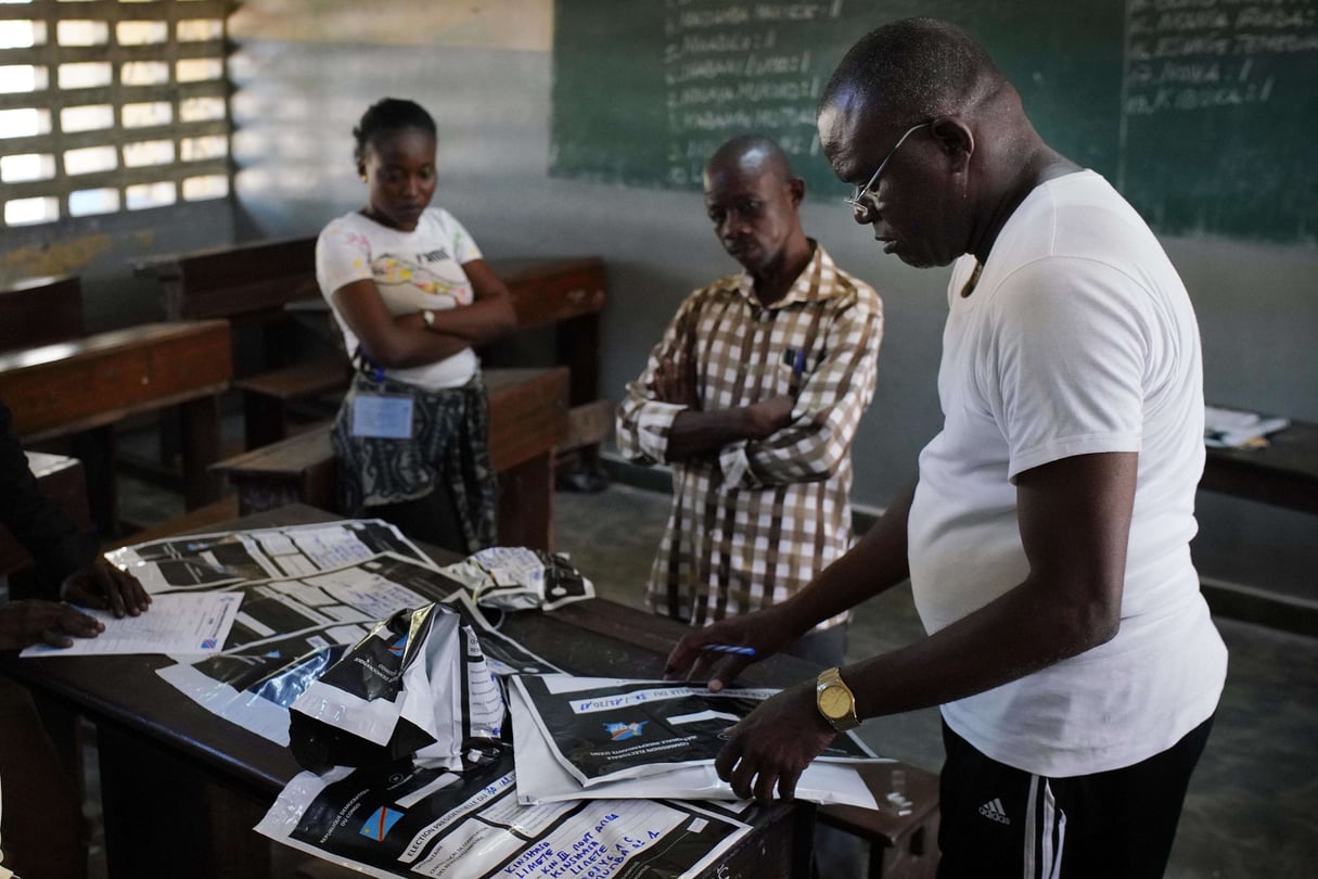 Des responsables de la Commission électorale congolaise scellent les résultats des élections du 30 décembre, à Kinshasa. © Jerome Delay/AP/SIPA