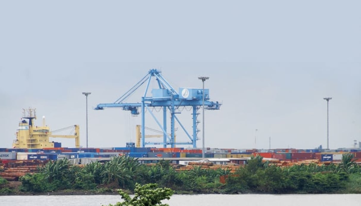 Vue du port industriel de Douala © Renaud VAN DER MEEREN pour Les Editons du Jaguar