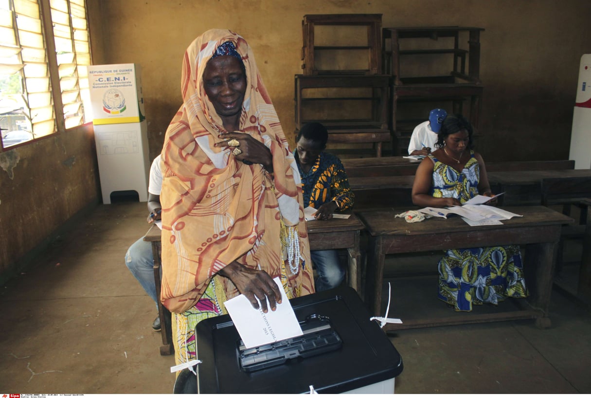 Une femme vote aux élections législatives, dans un bureau de vote à Conakry, en Guinée, samedi 28 septembre 2013. (image d’illustration) © Youssouf Bah/AP/SIPA