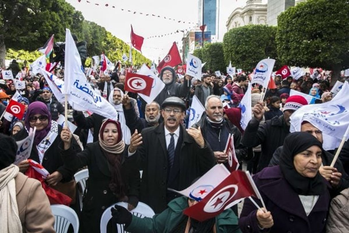 Des militants d’Ennahdha défilant dans le centre-ville de Tunis pour commémorer le huitième anniversaire de la révolution. © Hassene Dridi/AP/SIPA