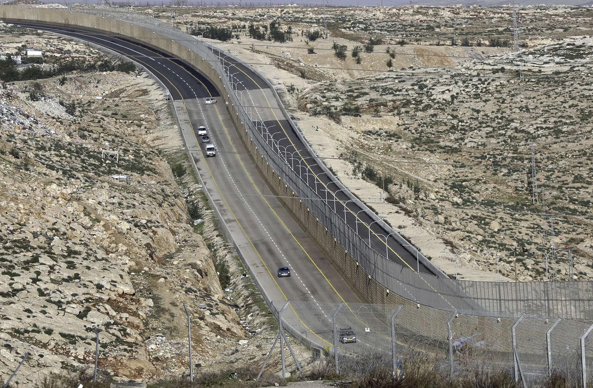 Israël a ouvert une nouvelle autoroute controversée en Cisjordanie comportant un grand mur de béton séparant le trafic israélien et palestinien, le 10 janvier 2019. &copy; Mahmoud Illean/AP/SIPA
