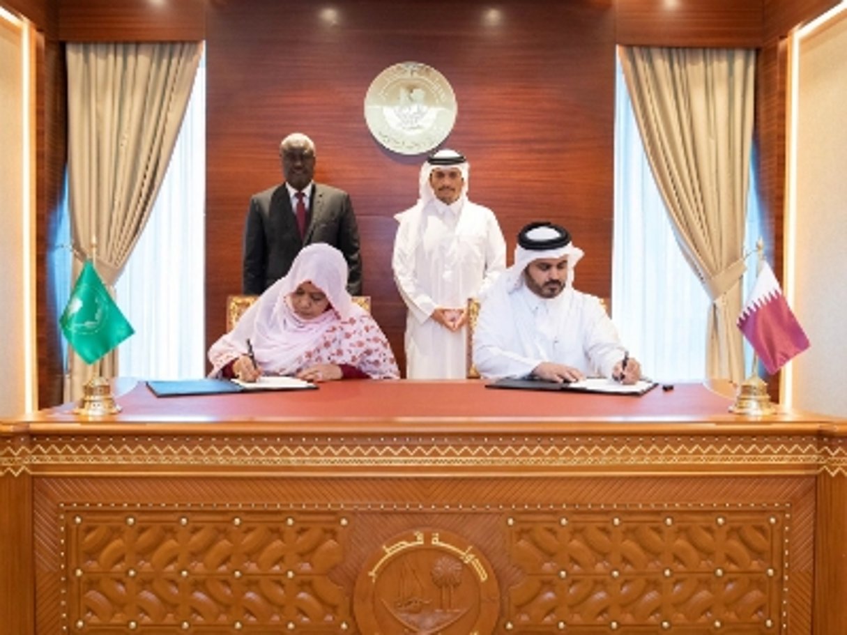 Amira Al Fadel, membre de la commission des Affaires sociales de l’Union africaine (à g.) et Hamad Al Shahwani, vice-directeur des projets de développement du Qatar Fund Development. © Ministère des Affaires étrangères qatari.