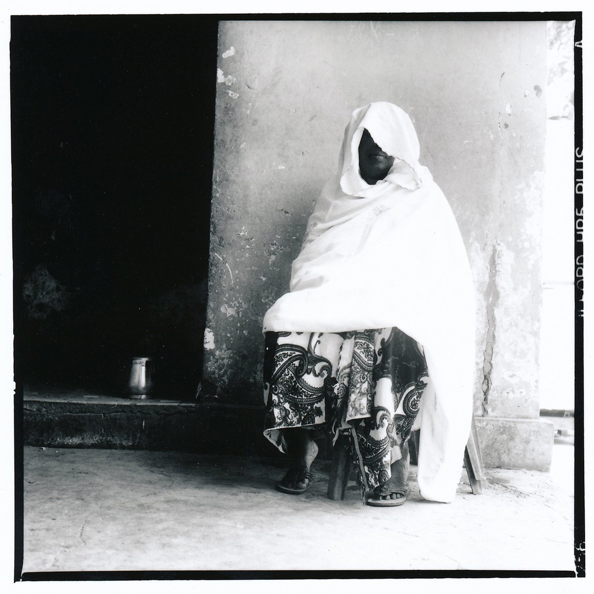 Mariée très jeune à un homme toujours absent, Ndeye Fatou (pseudonyme) a mis près de trente ans a obtenir le divorce. Louga, Sénégal, 2015. © Laeïla Adjovi