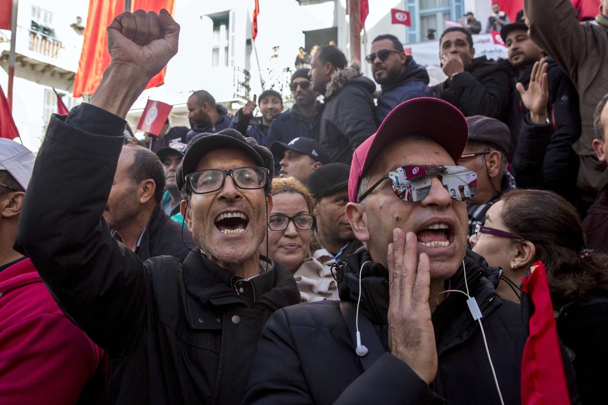 Des manifestants devant le siège de l’UGTT à Tunis, jeudi 17 janvier 2019. © Hassene Dridi/AP/SIPA