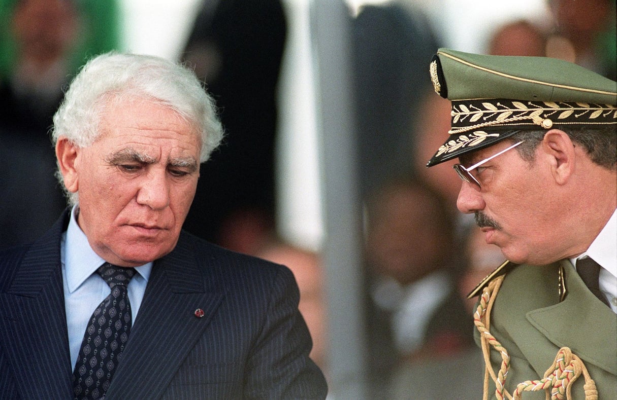 Le président Bendjedid (à g.) et le général Khaled Nezzar, en 1989,à Alger. &copy; AFP