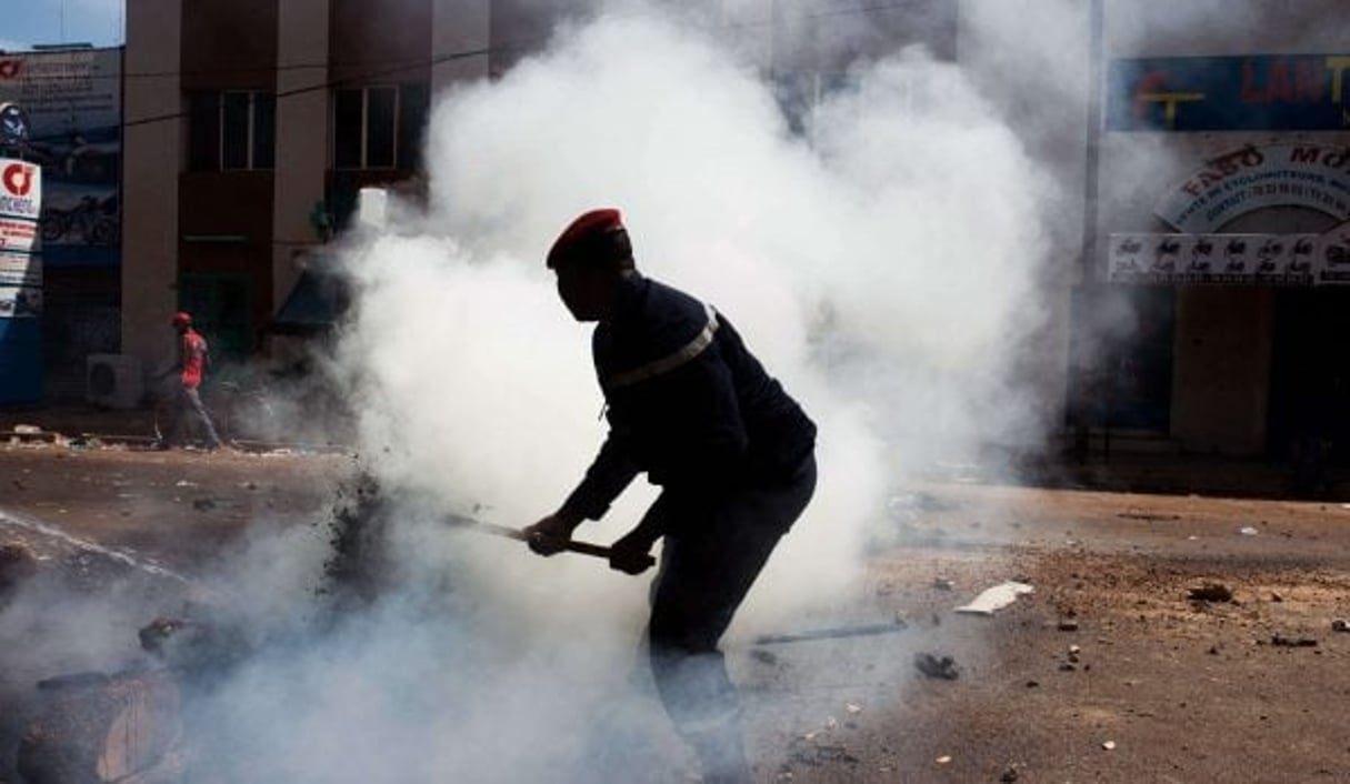 Un policier éteint un feu durant une manifestation au Burkina Faso (photo d’illustration) © Theo Renaut/AP/SIPA