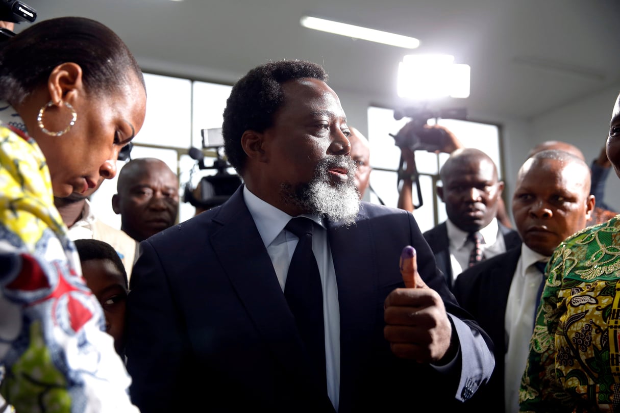 Joseph Kabila, lors du scrutin présidentiel du 30 décembre 2018 en RDC, dans un bureau de vote de Kinshasa. &copy; REUTERS/Baz Ratner