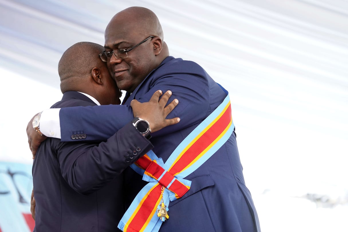 Félix Tshisekedi, président élu de la RDC, donne l'accolade à Joseph Kabila, lors de son investiture le 24 janvier en 2019. &copy; Jerome Delay/AP/SIPA