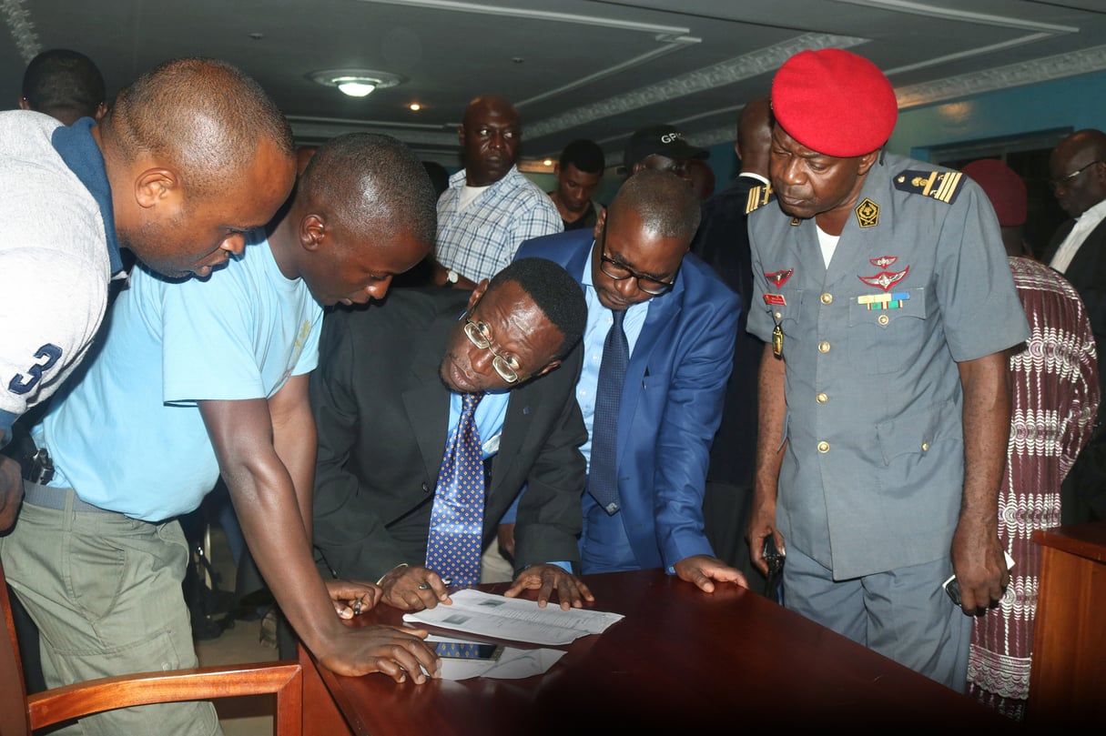 Fontem Neba (en costume sombre) et Felix Agbor Balla (à sa g.), du Consortium de la société civile anglophone du Cameroun, le 1er septembre 2017. À la pointe de la contestation en 2016, ils ne sont pas favorables à la lutte armée. &copy; Stringer/REUTERS