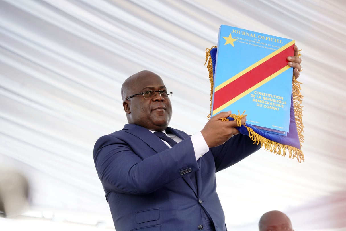 Félix Tshisekedi, brandissant la Constitution de la RDC lors de son investiture, le 25 janvier 2019 à Kinshasa. © Jerome Delay/AP/SIPA
