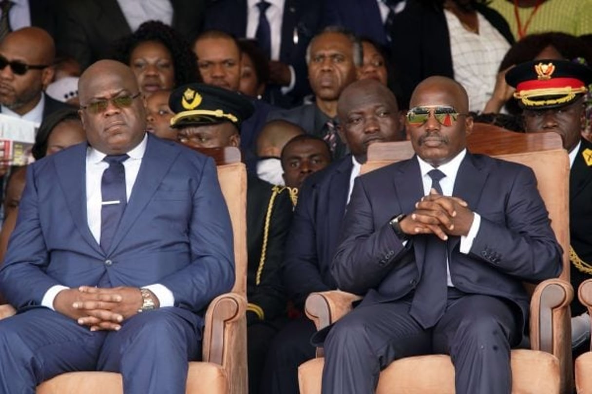 Le président congolais Félix Tshisekedi, à gauche, et le président sortant Joseph Kabila côte à côte lors de la cérémonie d’inauguration à Kinshasa, en République démocratique du Congo, le jeudi 24 janvier 2019. © Jerome Delay/AP/SIPA
