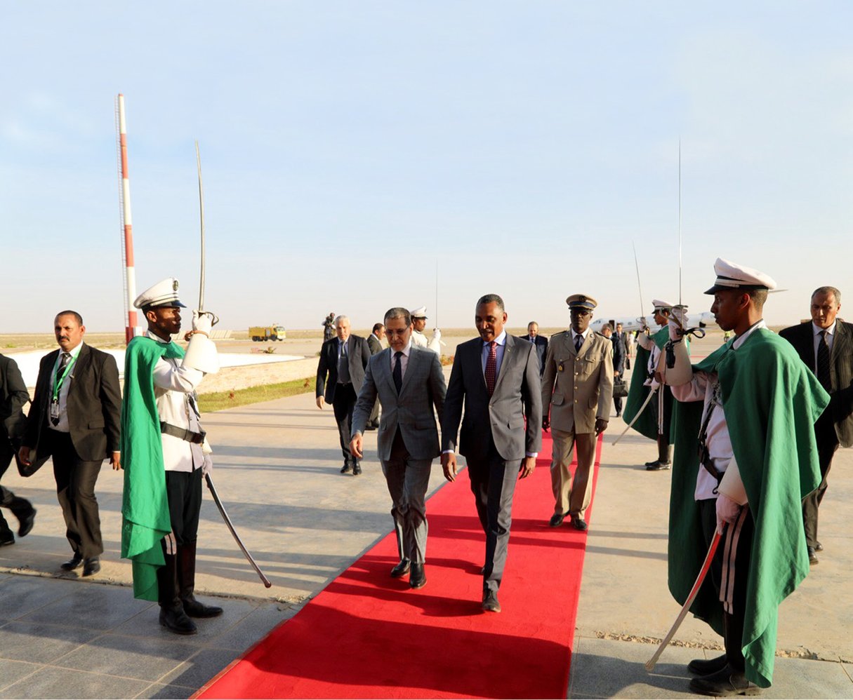 Le chef du gouvernement marocain, Saadeddine El Othmani (à g.), accueilli par son homologue mauritanien Mohamed Salem Ould Béchir, le 6 décembre 2018, à Nouakchott. © AMI