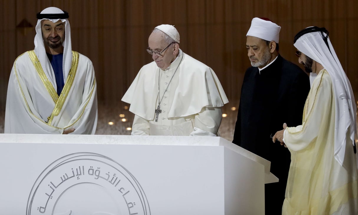 Le pape François (2e à g.) aux côtés du grand imam d’Al-Azhar (2e à d.) et du prince héritier d’Abou Dhabi, cheikh Mohammed ben Zayed (à g.). © Andrew Medichini/AP/SIPA
