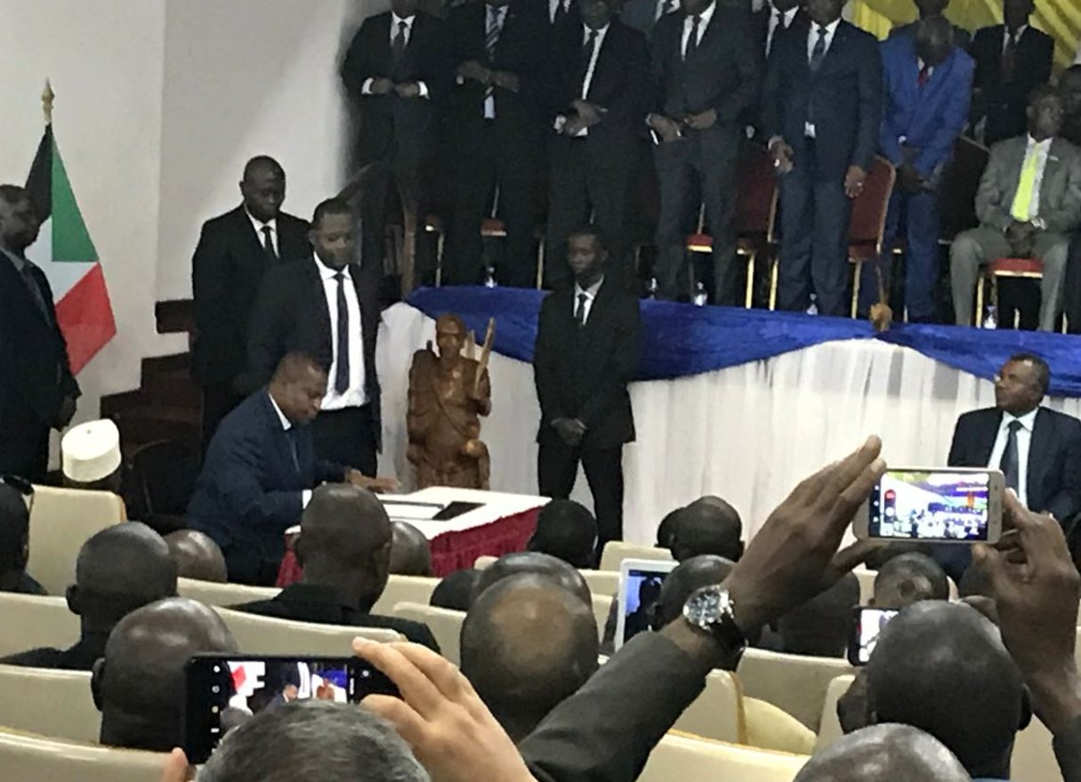 Le président centrafricain Faustin-Archange Touadéra  lors de la signature de l’accord de paix à Bangui, le 6 février 2019. © Twitter Minusca
