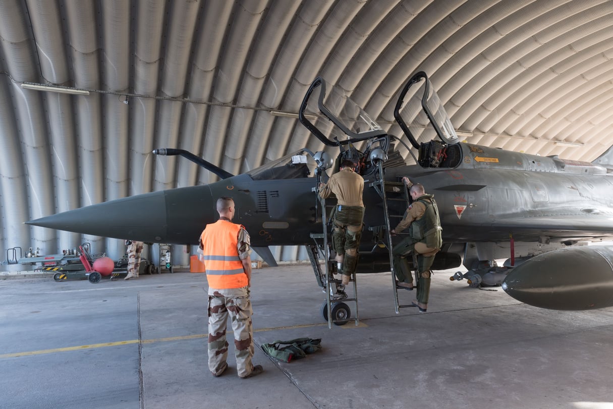 Préparation au décollage d’un Mirage 2000, à N’Djamena, en décembre 2018. © Jacques Witt/SIPA