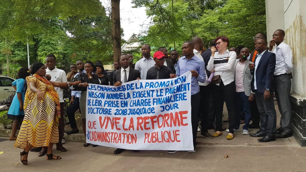 Lors de la manifestation des énarques devant le ministère de la Fonction publique à Kinshasa, le 7 février 2019. © Pascal Mulegwa pour JA