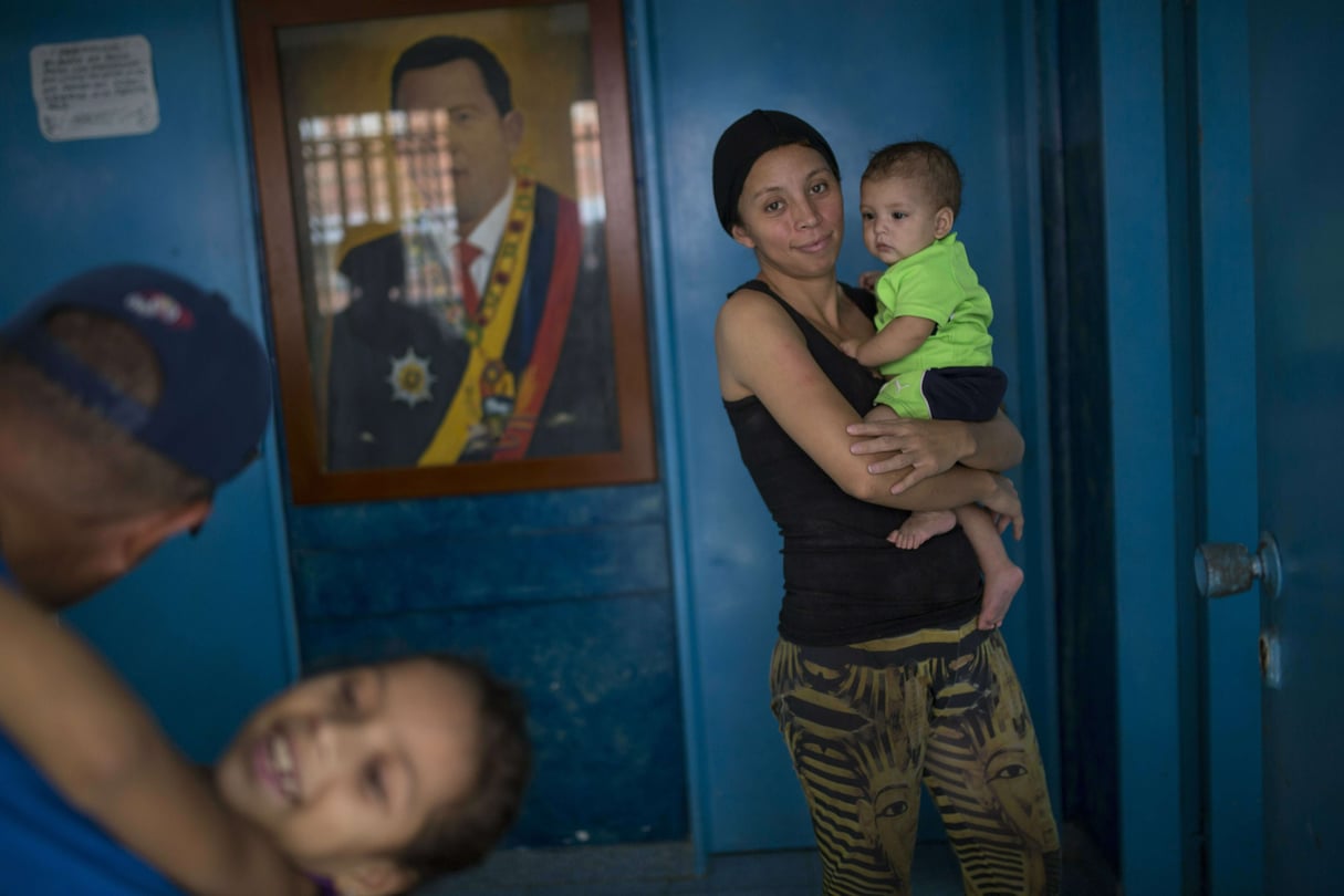 Un portrait d'Hugo Chavez, dans le salon d'un famille de Caracas, en février 2019. &copy; Rodrigo Abd/AP/SIPA