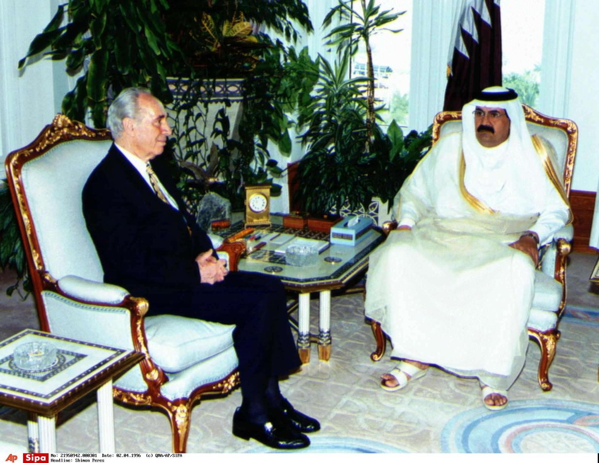 Le Premier ministre israélien Shimon Peres reçu par l’émir du Qatar Hamad ben Khalifa al-Thani, le 2 avril 1996 à Doha. © QNA/AP/SIPA