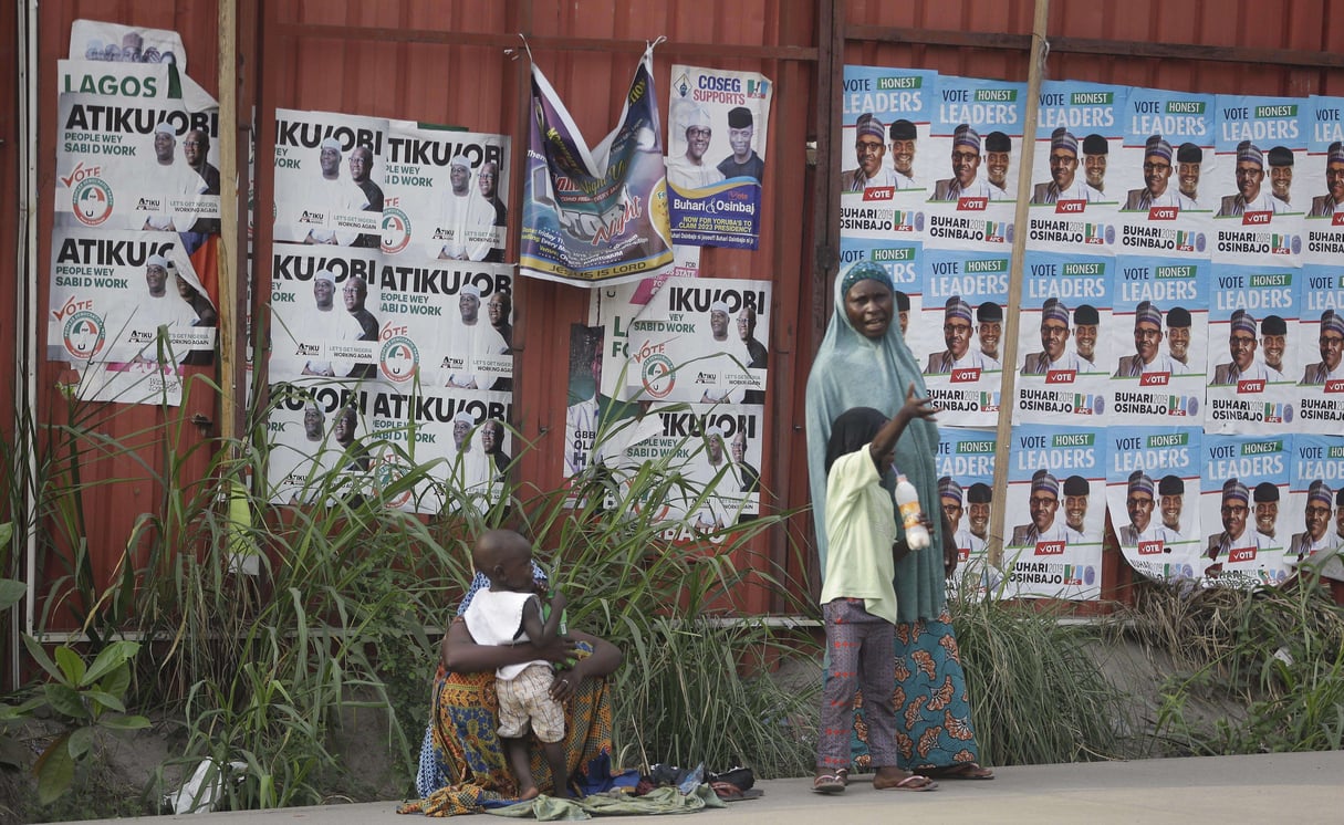 Les affiches de la campagne du président nigérian Muhammadu Buhari, et d’Atiku Abubakar, dans une rue de Lagos, au Nigeria. © Sunday Alamba/AP/SIPA