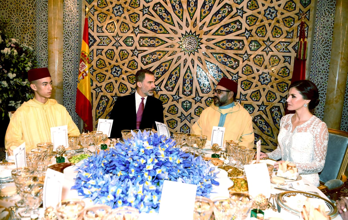 De gauche à droite : le prince héritier Moulay Hassan, les rois Felipe VI et Mohammed VI, et la reine Letizia d’Espagne, mercredi 13 février 2018 à l’occasion d’un dîner au Palais royal de Rabat. © AP/SIPA