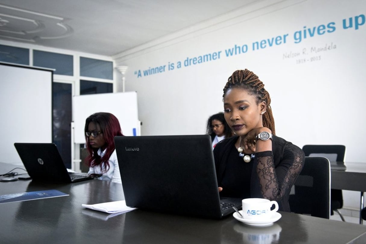 À Dakar, Sokhna Camara gère sa start-up, Avenir Consulting, depuis l’espace de coworking Agora. © Youri Lenquette pour JA