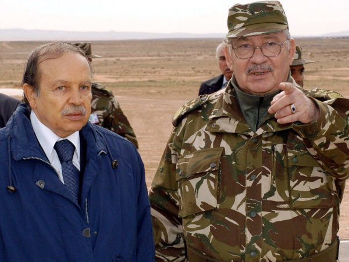 Abdelaziz Bouteflika avec le chef d’état-major de l’armée, Ahmed Gaïd Salah, déjà côte à côte en 2005. © Ouahab Hebbat/AP/SIPA