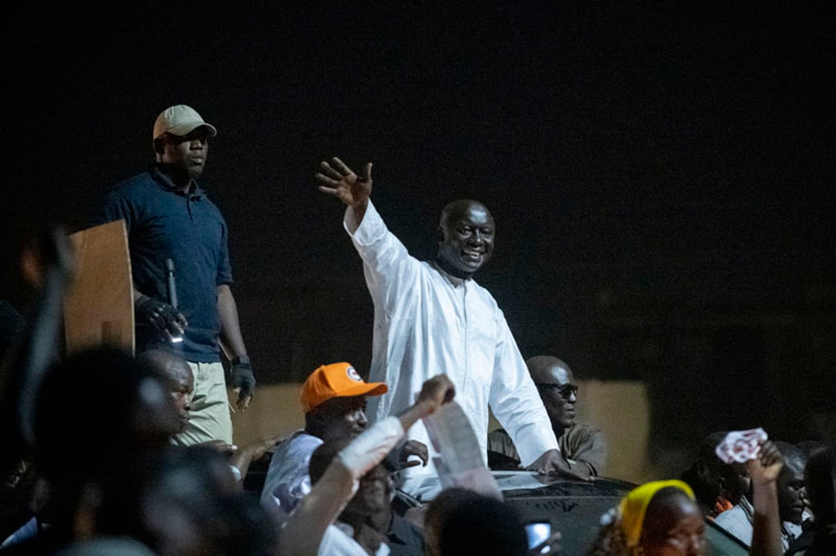 Idrissa Seck salue ses partisans lors de son passage dans la ville sainte de Touba, le 18 février 2019. © Sylvain Cherkaoui pour JA