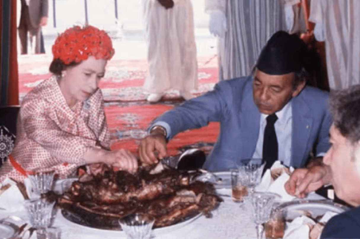 Elizabeth II et Hassan II lors d’un déjeuner, en octobre 1980 au Maroc. © YouTube/MAGHREBI CANADA