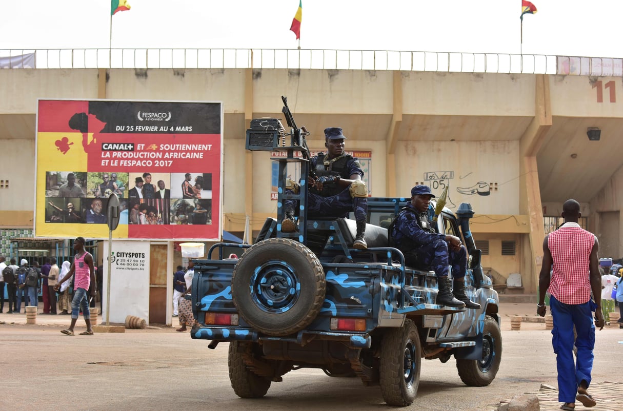 Des soldats en patrouille à Ouagadougou, en 2017. © ISSOUF SANOGO / AFP