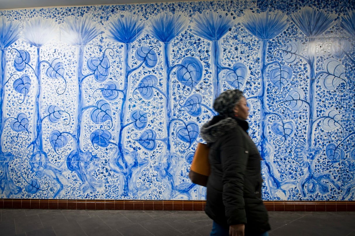 Fresque de l’artiste camerounais Barthelemy Toguo, a la station de metro Château Rouge (ligne 4), dans le quartier de la Goutte d’Or, a Paris. Intitulee « Celebration », la fresque a ete realisee avec le concours de la Manufacture de Sevres et est composee de deux cents carreaux de gres peint en bleu. A Paris, le 13.02.2019. Photo Vincent Fournier/ JA © Vincent Fournier/JA