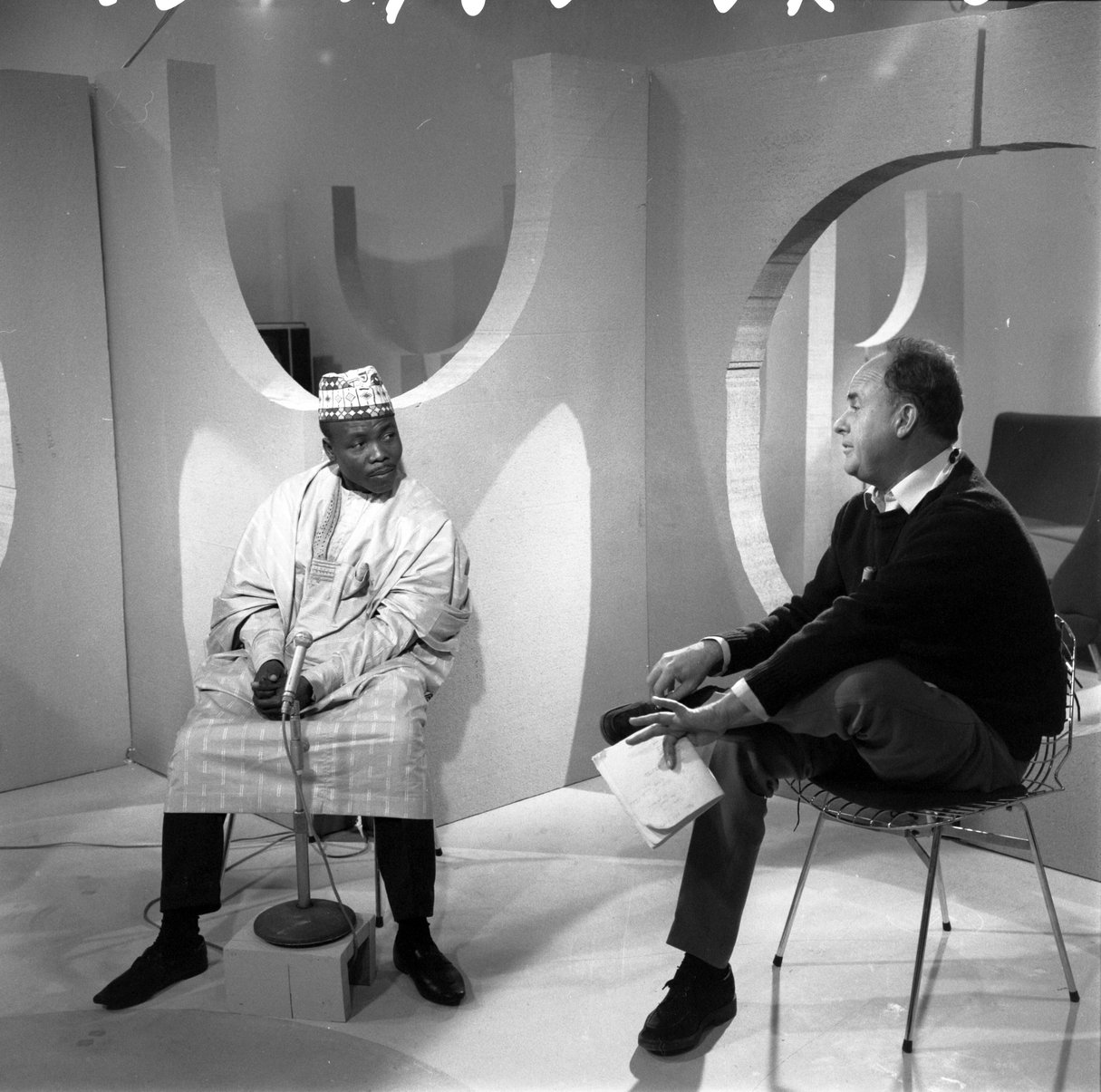 Oumarou Ganda et Jean Rouch sur le plateau de l’émission « Un aventurier du cinéma » © Louis Joyeux INA / AFP